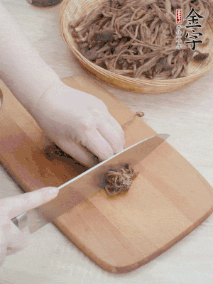干茶樹菇浸泡過夜，去老根焯水，擠干水份。