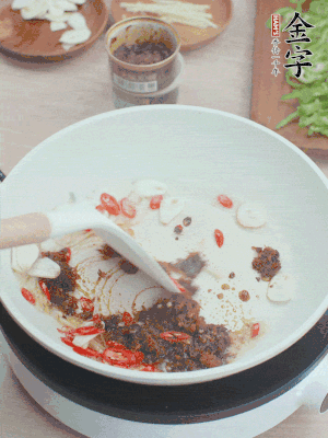 熱鍋涼油，姜蒜、辣椒、金字火腿xo醬炒香。