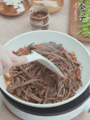 下茶樹菇煸炒4分鐘。