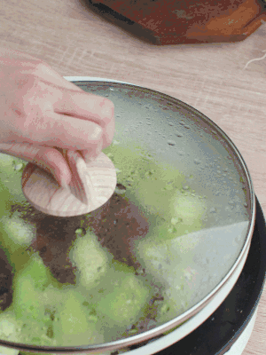 西葫蘆略出水時(shí)，加一小撮鹽調(diào)味。