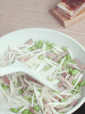 下茭白絲、青豆翻炒。