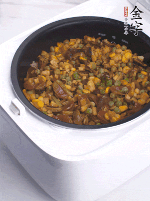 電飯煲按煮飯鍵，出鍋撒蔥花。
