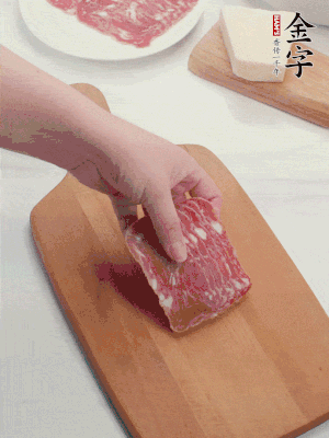 金字培根火腿改刀切小片；白洋蔥切??；新鮮豌豆剝殼。