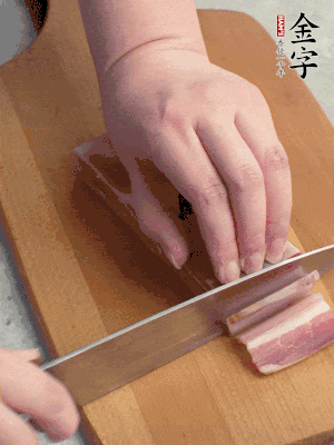 百合切去頭尾，分開(kāi)洗凈;咸肉切薄片。