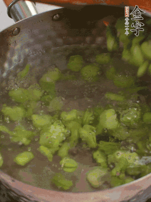 鍋中水沸，放一撮鹽，下蠶豆豆瓣焯3分鐘，下百合，3秒撈出，一起撈出瀝水。