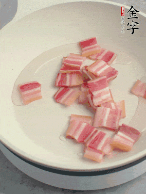 鍋中少許油，金字淡咸肉煸香。