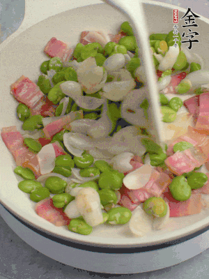放蠶豆豆瓣、百合炒勻。