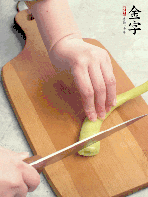 蔥切段，姜切絲，辣椒斜切成塊。
