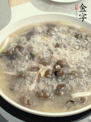放辣椒，加一點(diǎn)鹽、糖，大火翻炒。