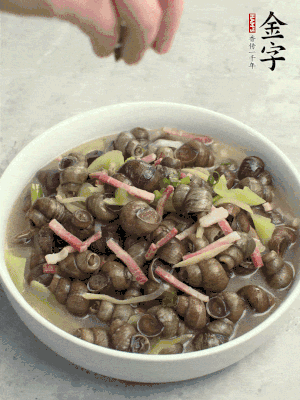 出鍋，撒點(diǎn)蔥花。