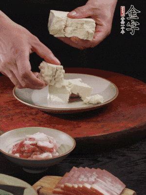 一塊老豆腐掰成大塊。