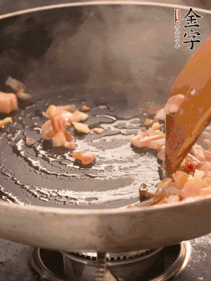 熱油爆香大蒜粒，煸香咸肉丁，淋一勺黃酒調味。