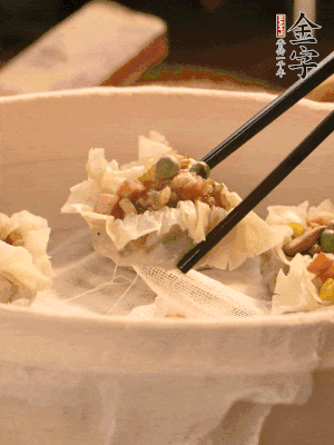 包好的燒賣放在蒸籠上，水開后蒸8分鐘左右。