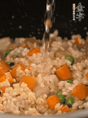 把食材轉(zhuǎn)移到電飯鍋中，倒入點(diǎn)清水，正常煮飯。