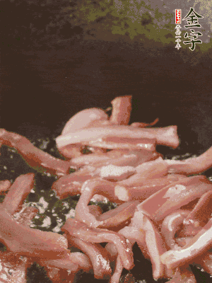 再放豌豆苗翻炒均勻。