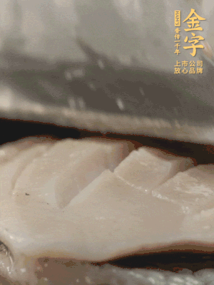 鮑魚用勺子撬出來(lái)，去掉內(nèi)臟和牙齒，加面粉、白醋、鹽、啤酒抓一下，清水洗凈，切花刀。