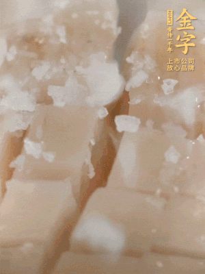 鮑魚中加點(diǎn)鹽、蠔油抓拌一下。