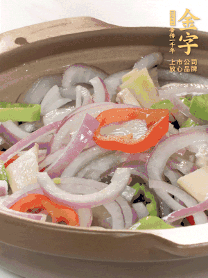 砂鍋底鋪上香菜，放上料頭，再放上焯過(guò)水的鮑魚殼。