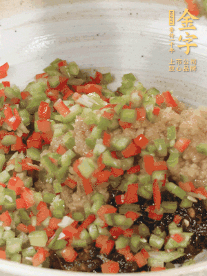 XO醬、蒜蓉醬、青紅椒粒攪拌成醬料。