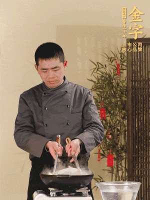 整只土雞冷水下鍋，加蔥姜、料酒焯水，撈出后用溫水清洗干凈。