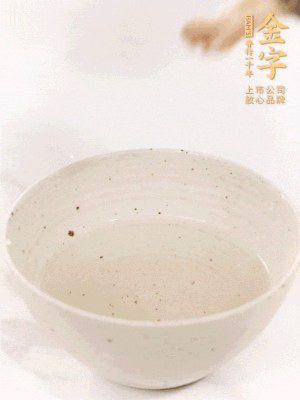 羊肚菌流水洗凈2遍后，溫水泡發(fā)15-20分鐘。