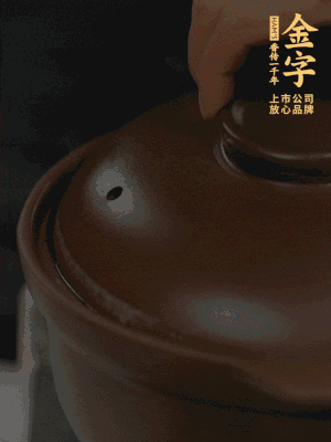 雞、火腿、姜片一起放入砂鍋中，大火轉(zhuǎn)小火燉2小時。