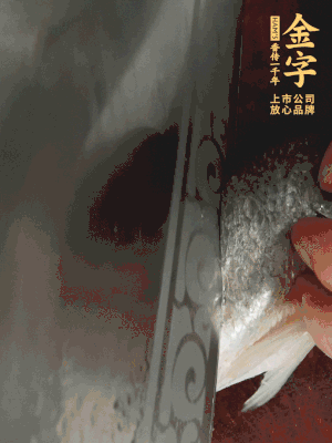 黃魚沿背脊兩邊各劃斜刀，放到蔥姜鹽水中浸泡10分鐘。