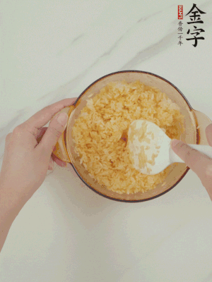 隔夜剩米飯加蛋黃攪拌均勻。