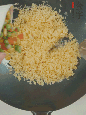 下豌豆粒、胡蘿卜粒、玉米粒。（買現(xiàn)成冷凍的雜菜即可，非常方便）