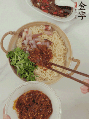 在面上鋪魷魚、香菜、金字火腿大師醬。
