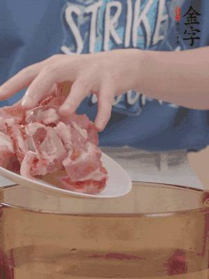 排骨剁小塊，加姜片、料酒沸水下鍋焯水。