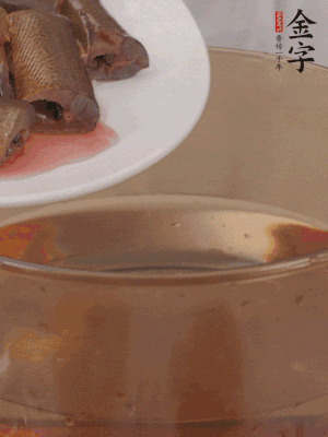 處理干凈的黃鱔段，加姜片、料酒沸水下鍋焯水。撈出用涼水沖洗干凈。