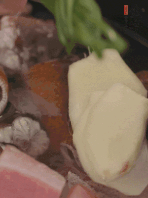 加姜片、蔥結(jié)、料酒。