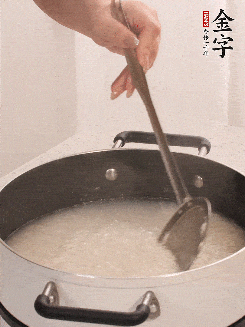 香菇、土豆、胡蘿卜、金字土香腸切小塊。