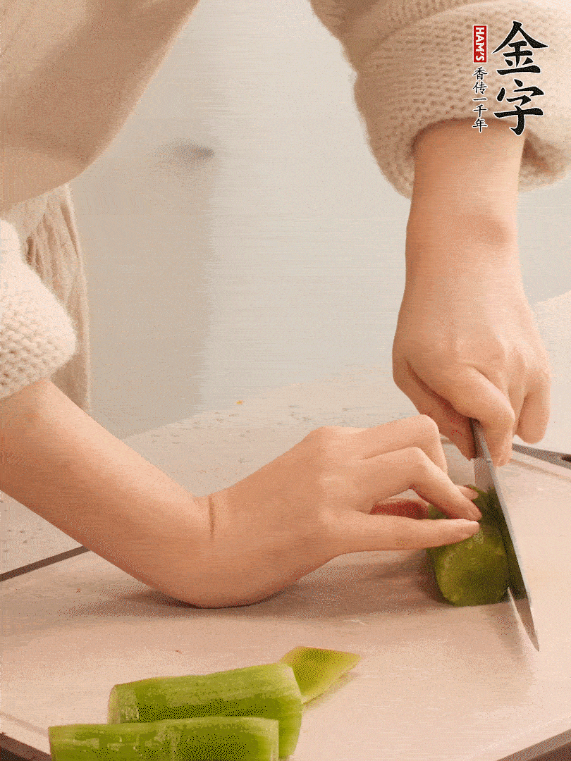 萵筍和白蘿卜用擦絲器擦成細(xì)絲。