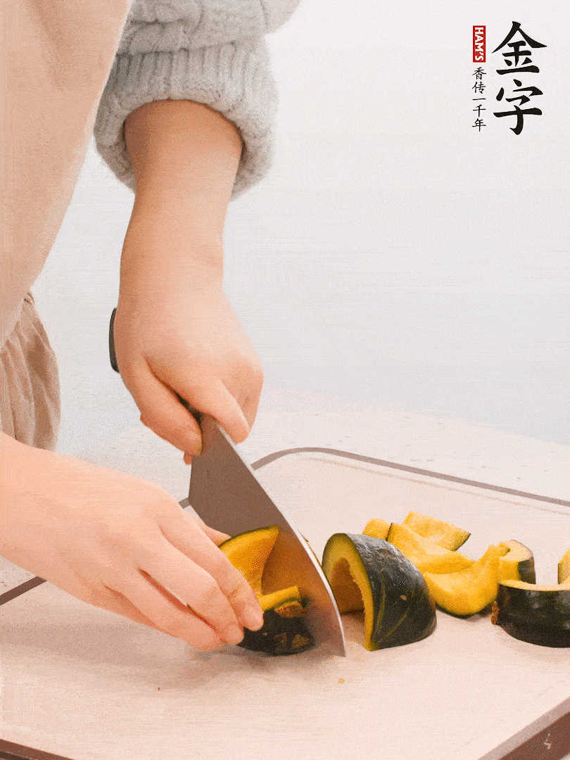 貝貝南瓜切小塊，生姜切成姜絲。
