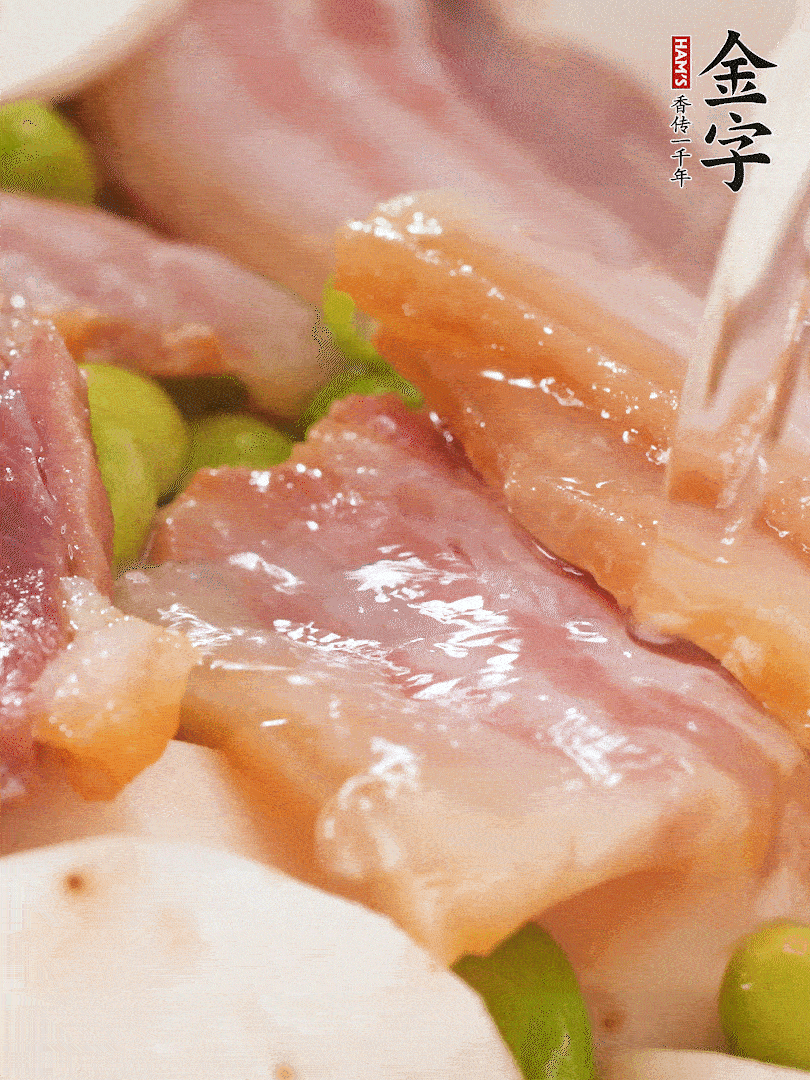 倒入芋艿、熟毛豆，翻炒均勻，加1小碗水煮開
