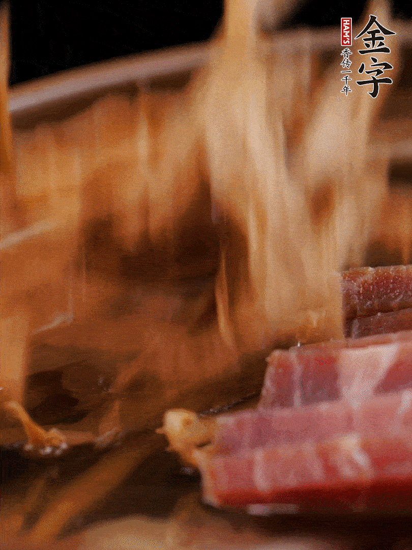 大筒骨、金字火腿、姜片、黃酒一起放入砂鍋，加筍干燉煮40分鐘。（如果家里有高壓鍋，用高壓鍋把高湯壓出來更鮮濃。）