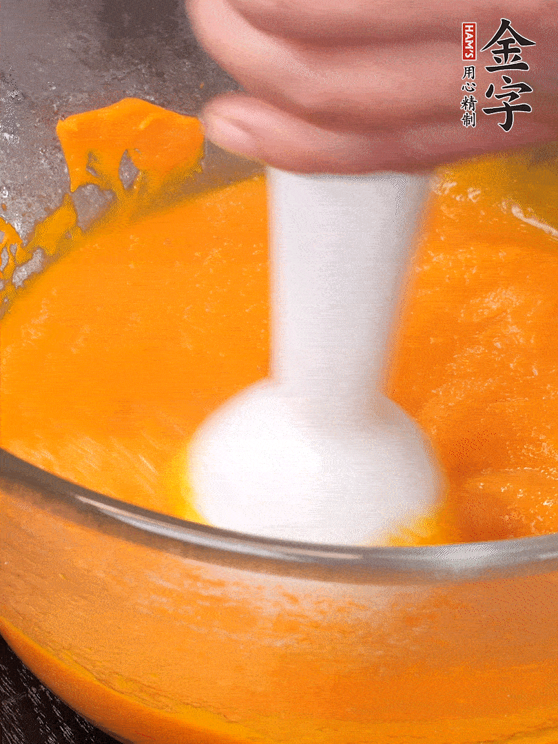300g南瓜，去皮去瓤切滾刀塊，大火蒸8分鐘，料理機(jī)打成泥，篩網(wǎng)過篩成泥