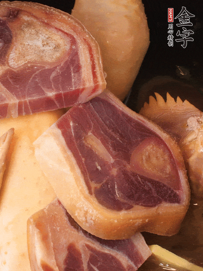 火踵、老母雞加蔥、姜、料酒、清水，大火燒開后轉(zhuǎn)小火，燉1小時