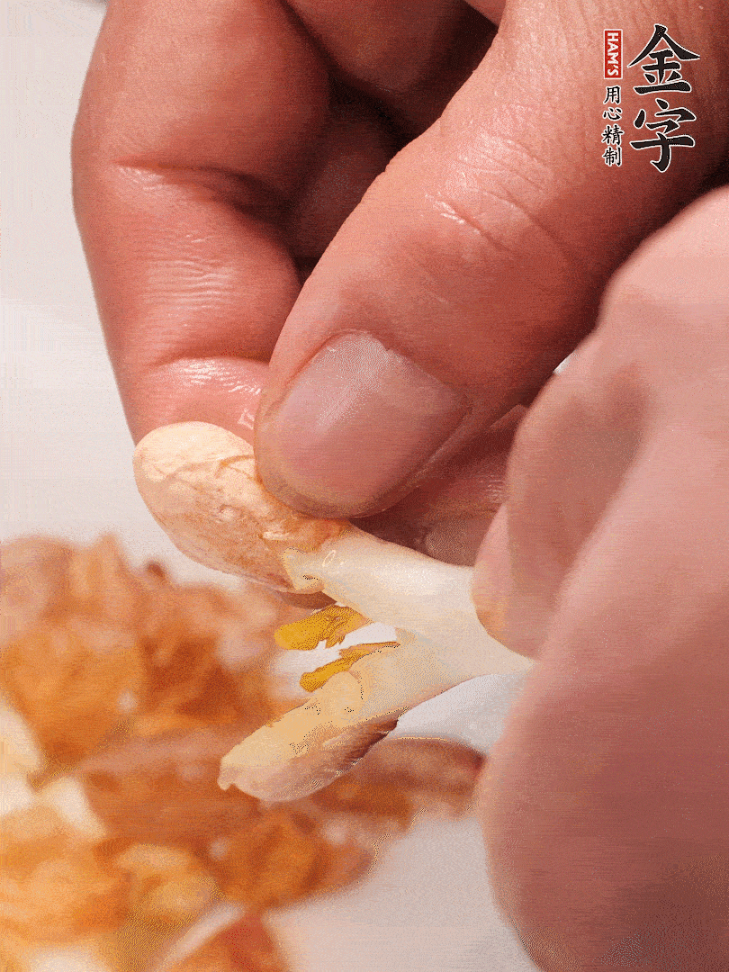花生芽切段。開水焯水1分鐘，去掉頂部的花生皮