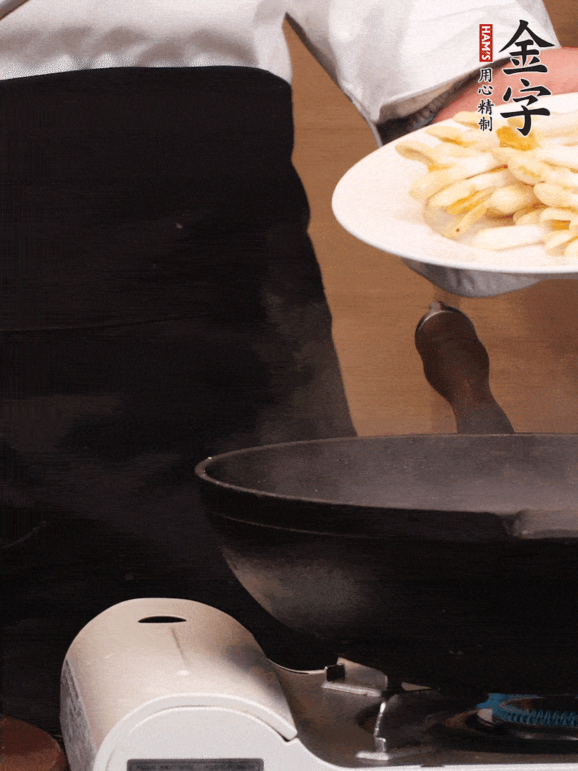 鍋中少許油，下花生芽