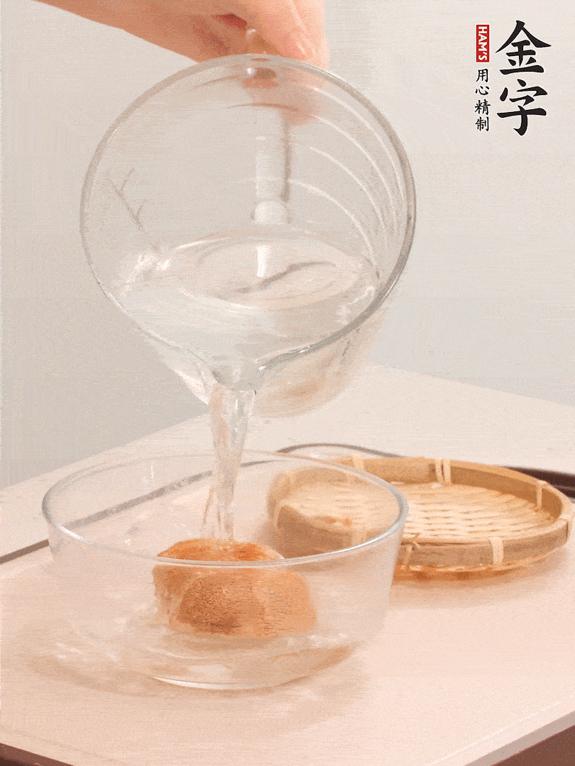 猴頭菇至少泡發(fā)半小時(shí)，將浸泡后的黃水?dāng)D干；