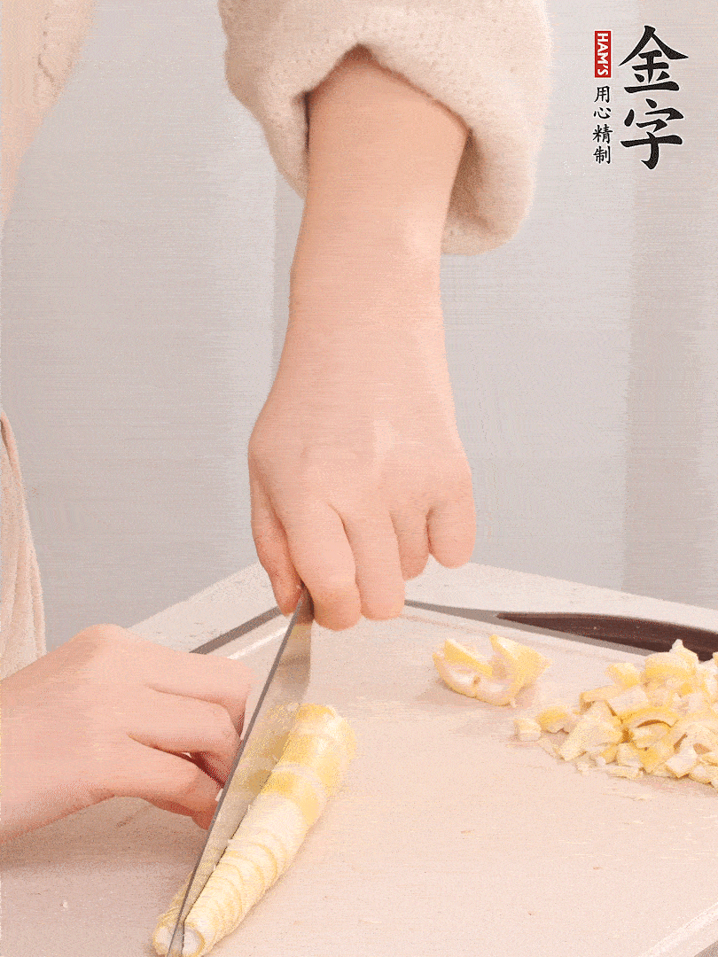 春筍去皮切小塊，焯水2分鐘左右