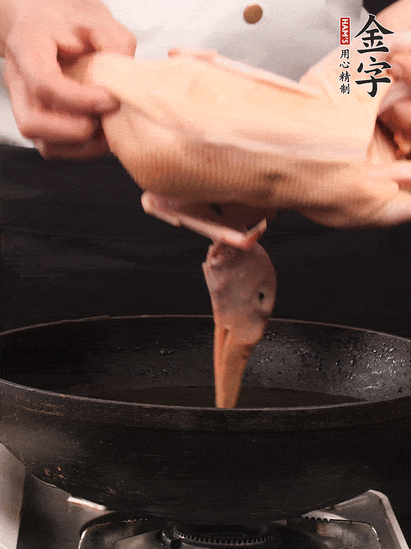 處理干凈的老鴨1只，黃酒小半碗，姜幾片，一起放入冷水，煮沸焯水3分鐘，去除血沫