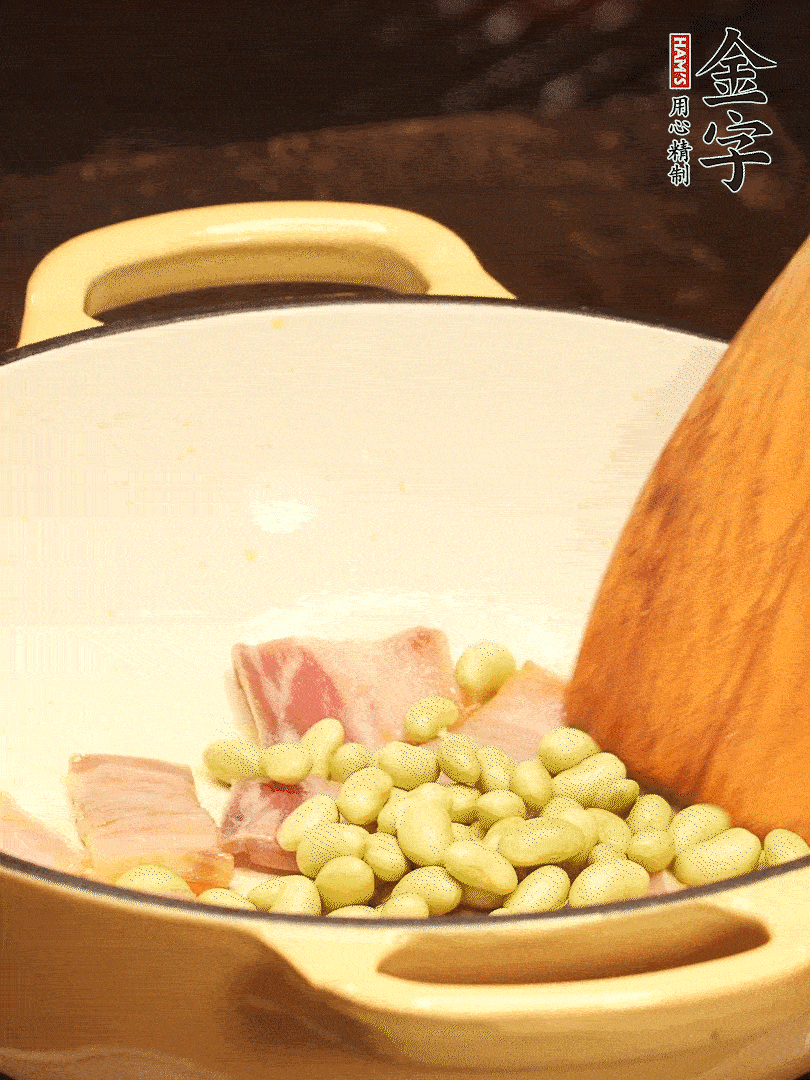 加入青豆、香菇翻炒出香味