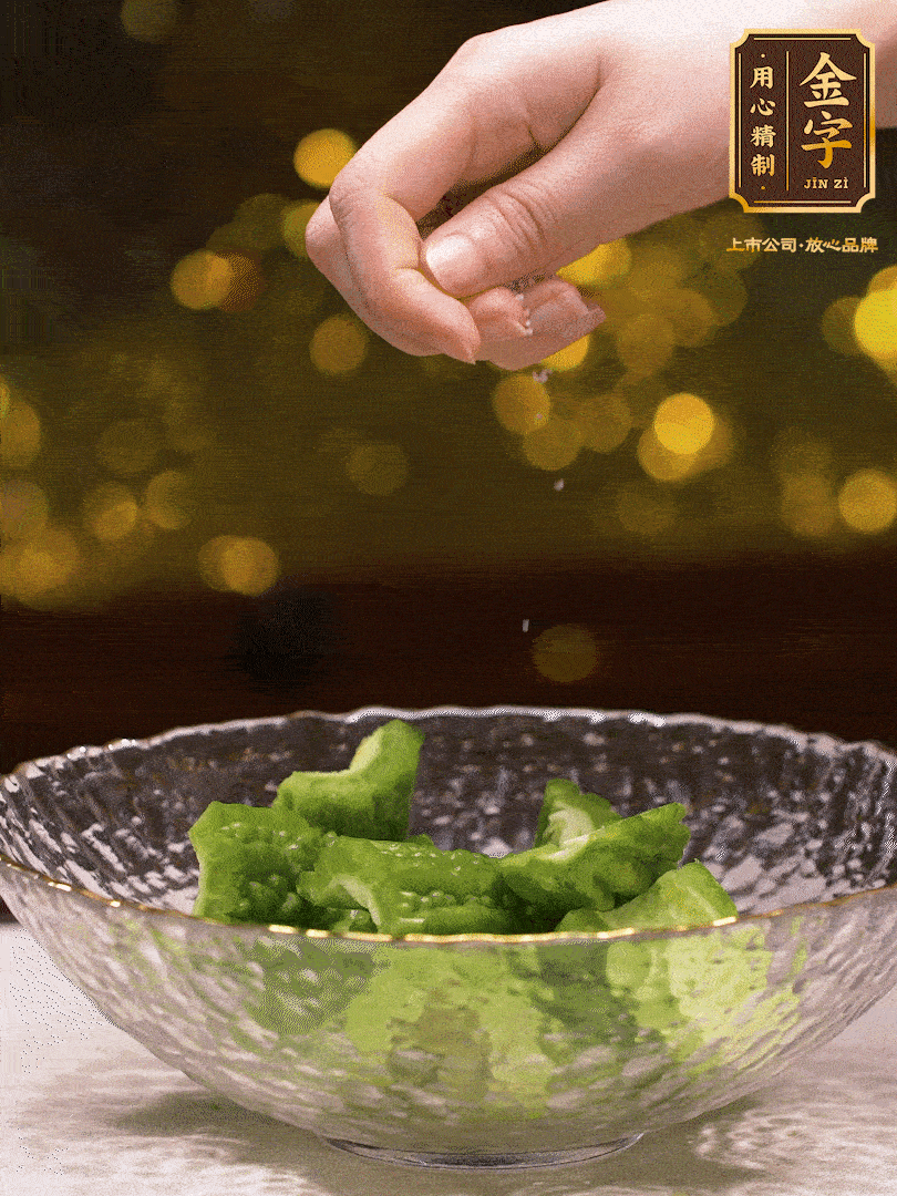處理好的苦瓜切段（5cm），加點(diǎn)鹽鹽腌一下，去除一下苦味