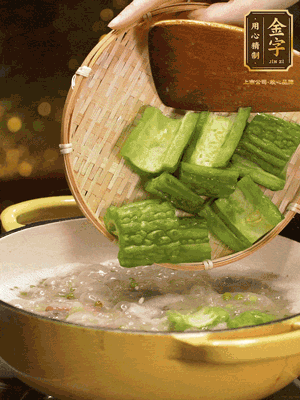 倒入熱水，和泡開(kāi)的綠豆（連水）和火腿片，大火燒開(kāi)燉一個(gè)小時(shí)