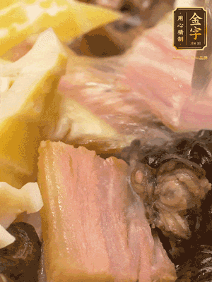 倒入滾燙的熱水，燉煮20分鐘，湯濃汁白