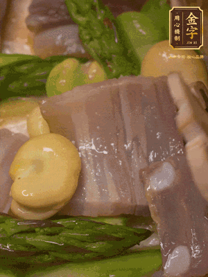 倒入熱水，燉煮10分鐘